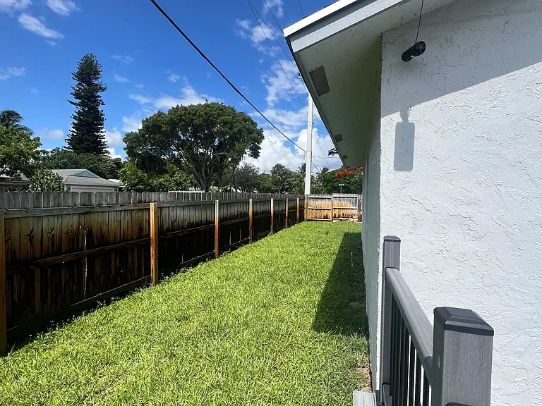 222 SE 3rd St — Photo 37