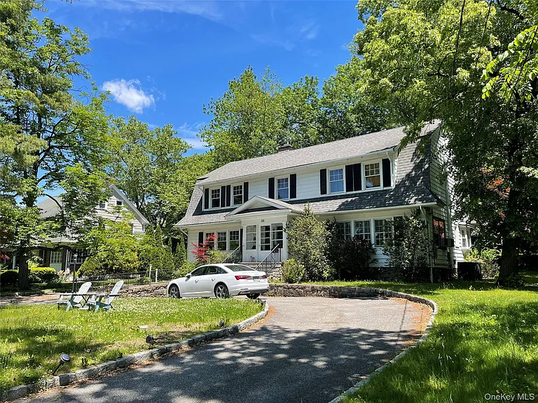38 Gedney Park Dr — Photo 1