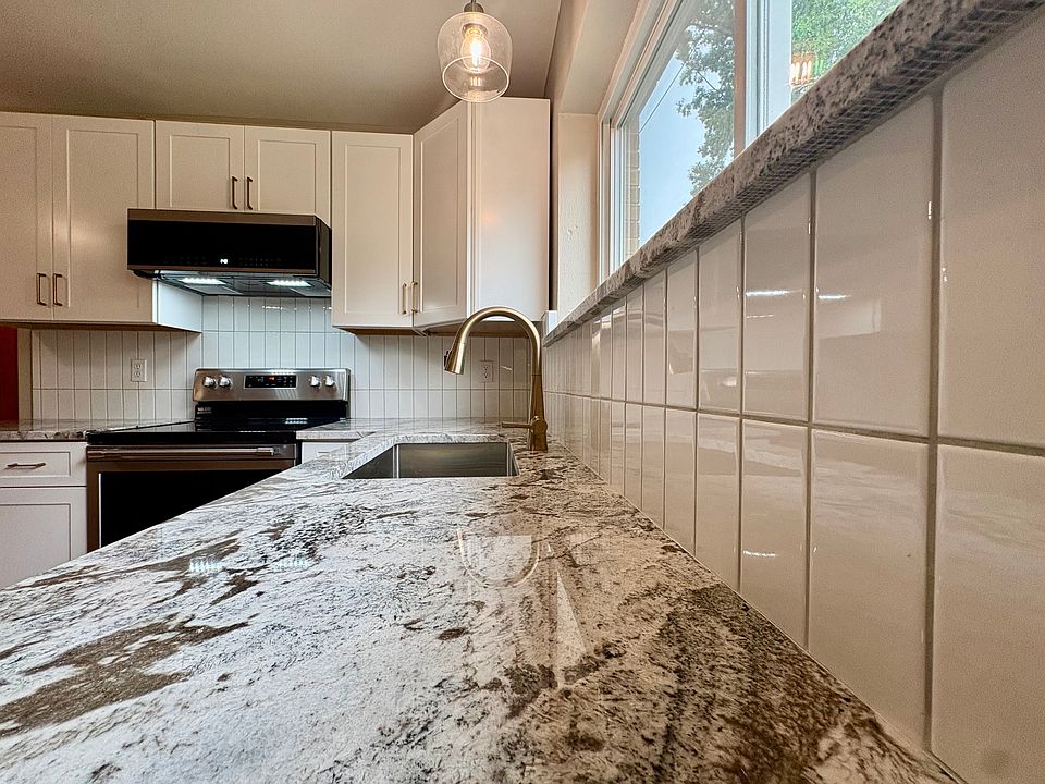 Brand new kitchen- granite counters & stainless steel appliances