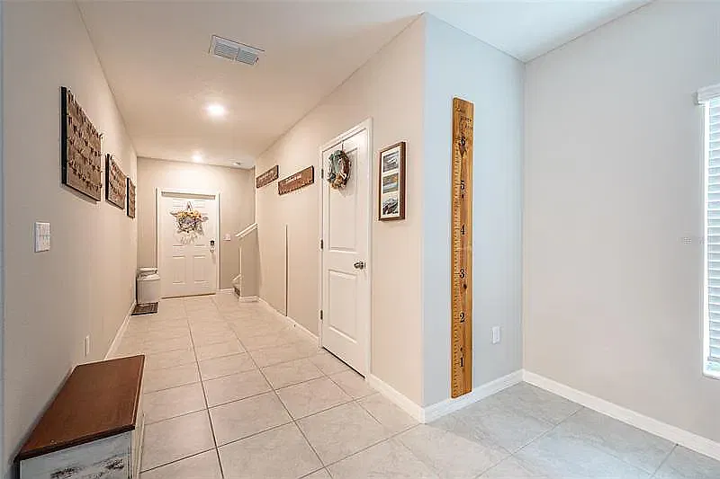 5 bed, 2264 sqft, $2,350 — Photo 2