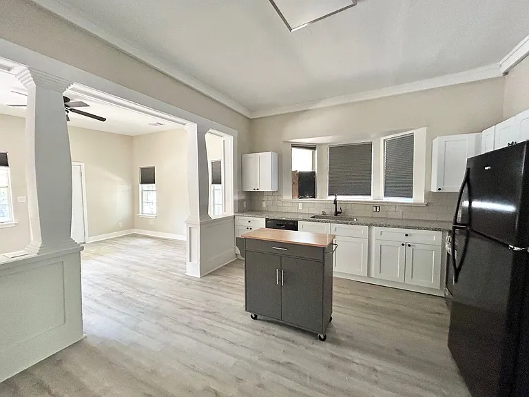 1135 W Ridgewood Ct — Photo 1