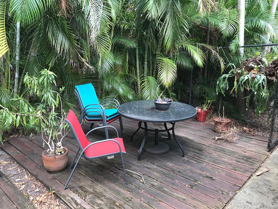 PRIVATE DECK