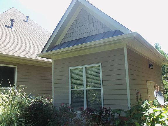 Storage/pool house 1/2 bath