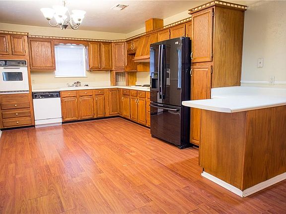 3rd image of 7308 Oakland Ln