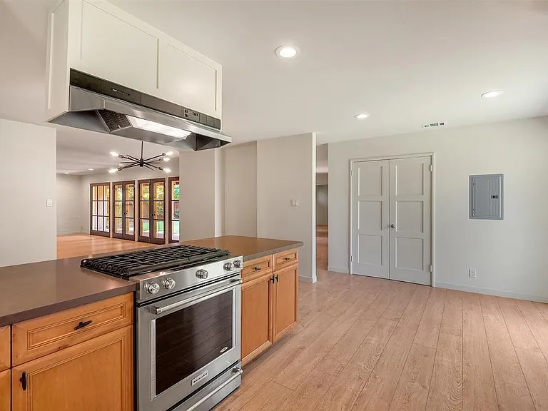 747 Northampton Dr — Photo 12