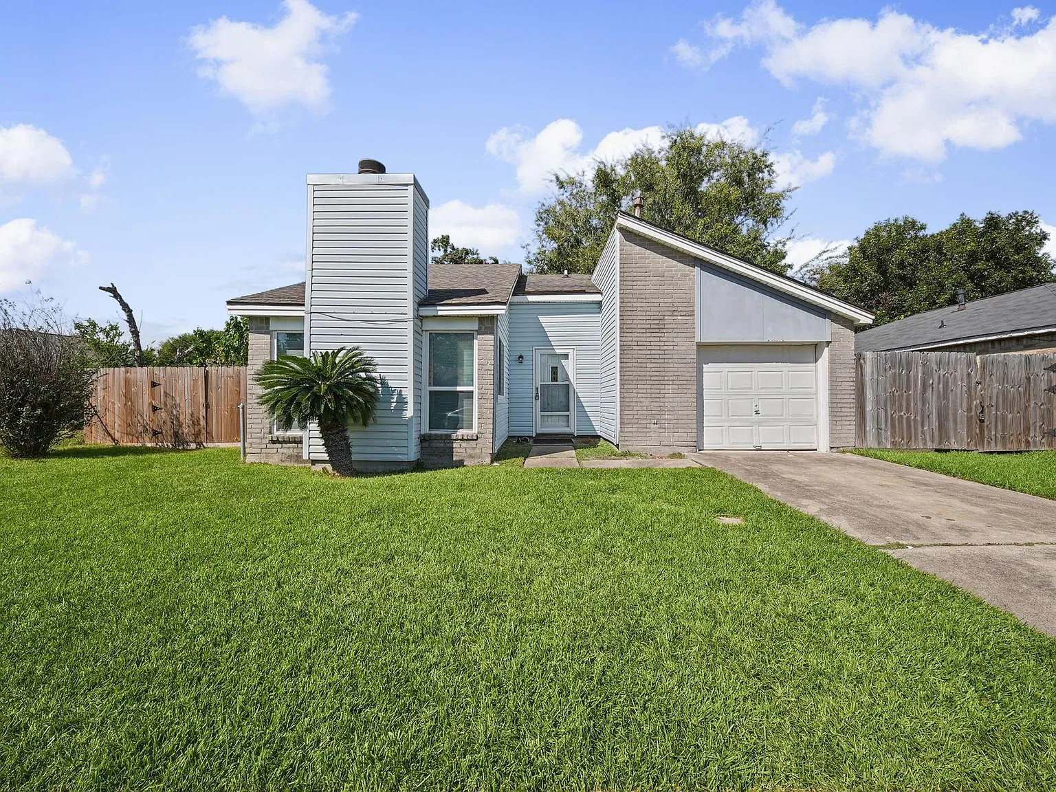 3 bed, 2.0 bath, 1004 sqft, $1,650 — Photo 1