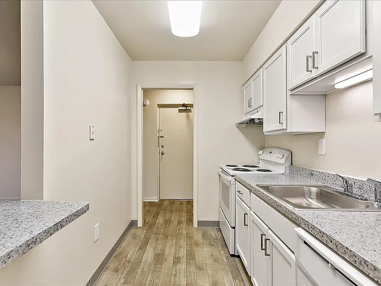 Parkwood Apartments — Photo 15