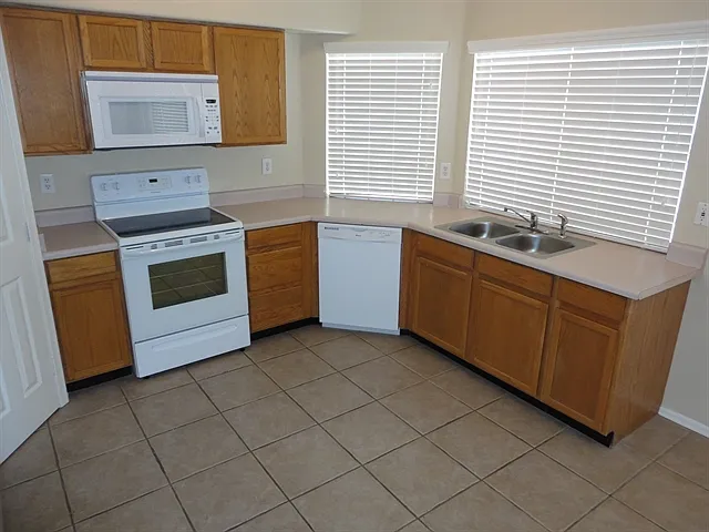 3 bed, 2.5 bath, 1588 sqft, $2,320 — Photo 3