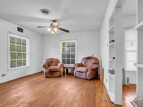 4th image of 218 Olive Ave