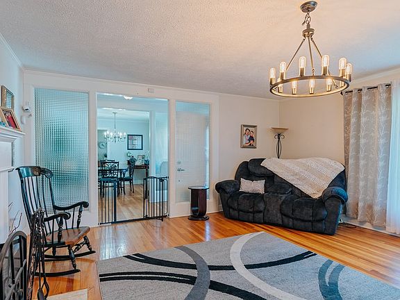 5th image of 672 Oak St