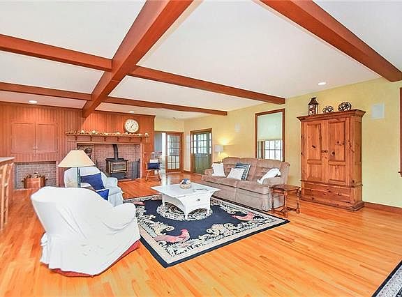 4th image of 1160 Estate Dr