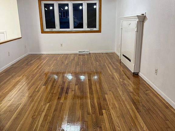 5th image of 115 Ferris Ave