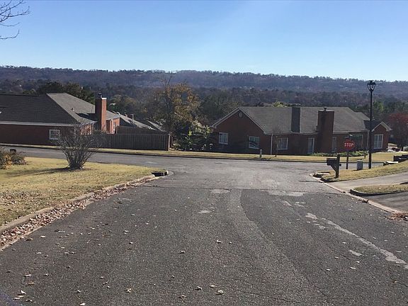 5th image of 704 Rockford Cir