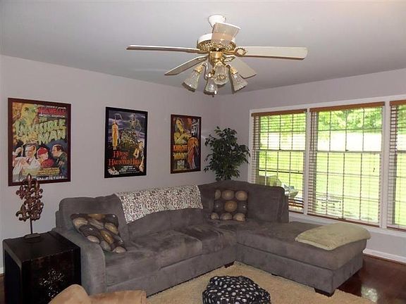 3rd image of 811 Malabu Dr