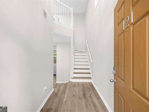 3rd image of 121 Creighton Ln