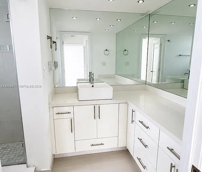 6039 Collins Ave #401 — Photo 4