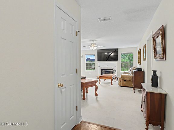 3rd image of 325 Woodcrest Dr