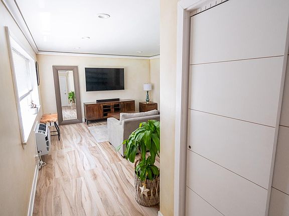 3rd image of 214 S Oak Park Ave APT 1