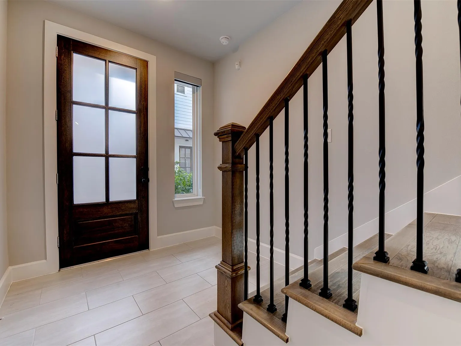3 bed, 3.5 bath, 2134 sqft, $3,200 — Photo 3