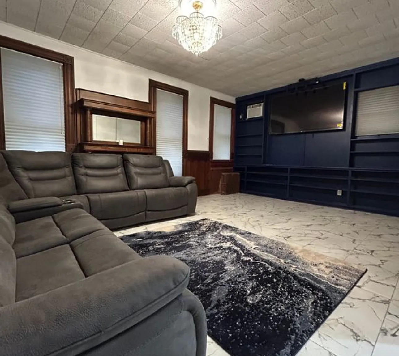 9 bed, 4.5 bath, 5258 sqft, $7,425 — Photo 1