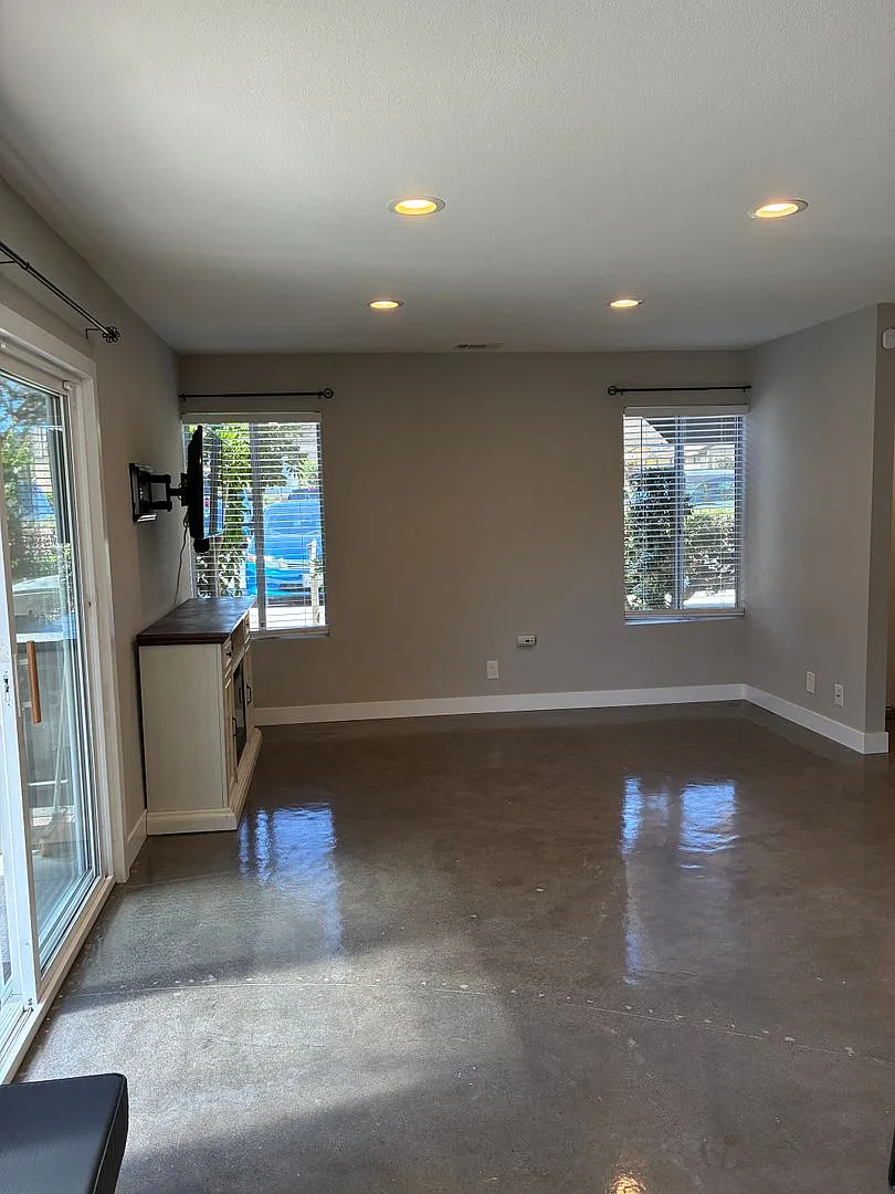 For Lease - Charming 2+1 condo - 2 car garage Ventura, CA — Photo 3