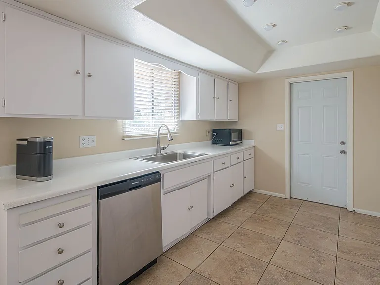 1047 E Alameda Dr — Photo 9