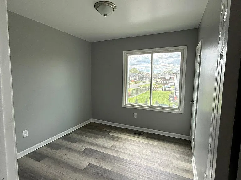 2338 Glendale St — Photo 3