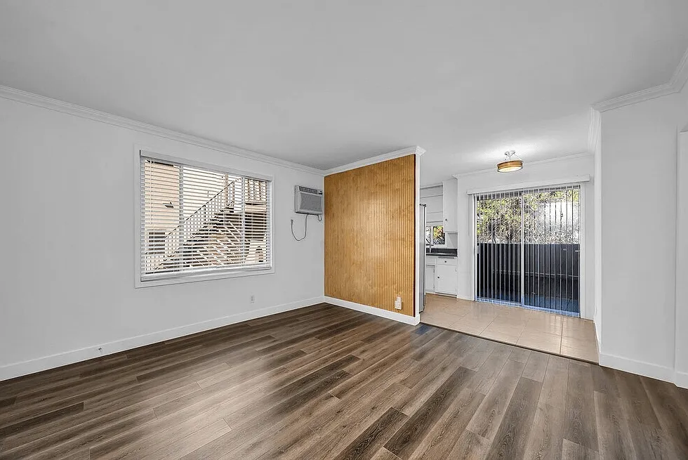 4350 Franklin — Photo 2