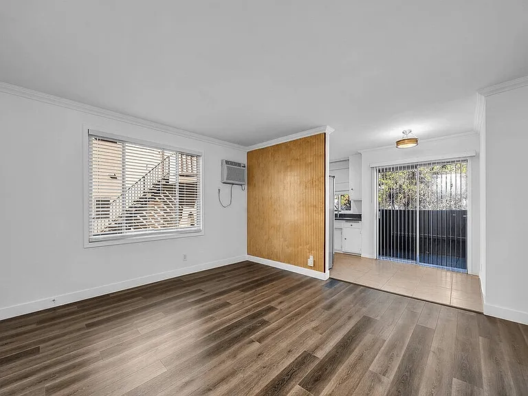 4350 Franklin Ave — Photo 2