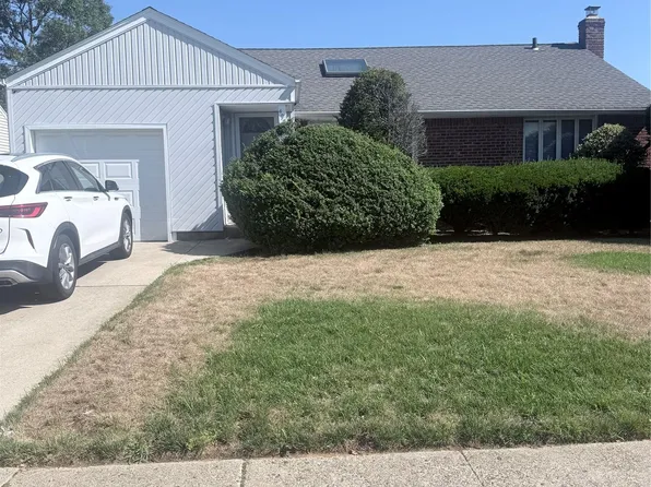 497 Abbey Rd, Oceanside, NY 11572
