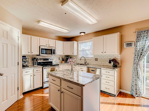 5th image of 8871 Woodlark Dr