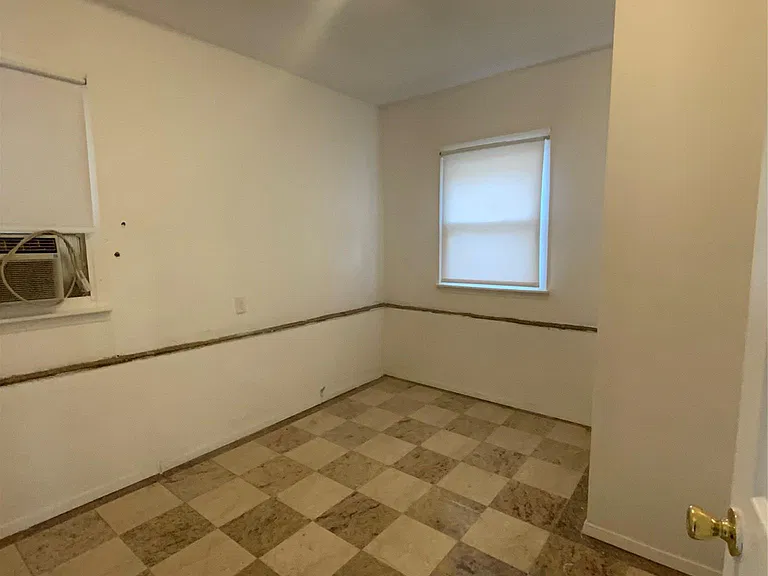 76 Garden City Ave — Photo 5