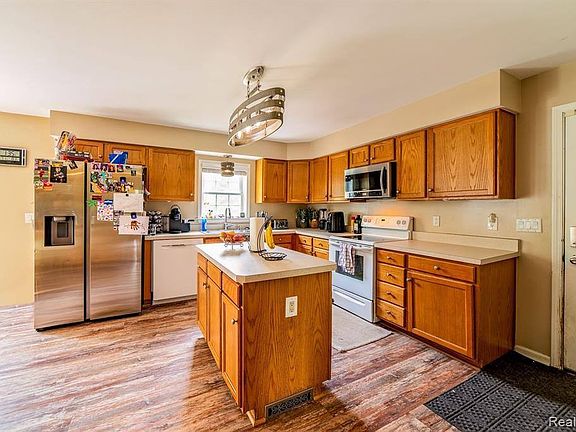 3rd image of 22651 Bohn Rd