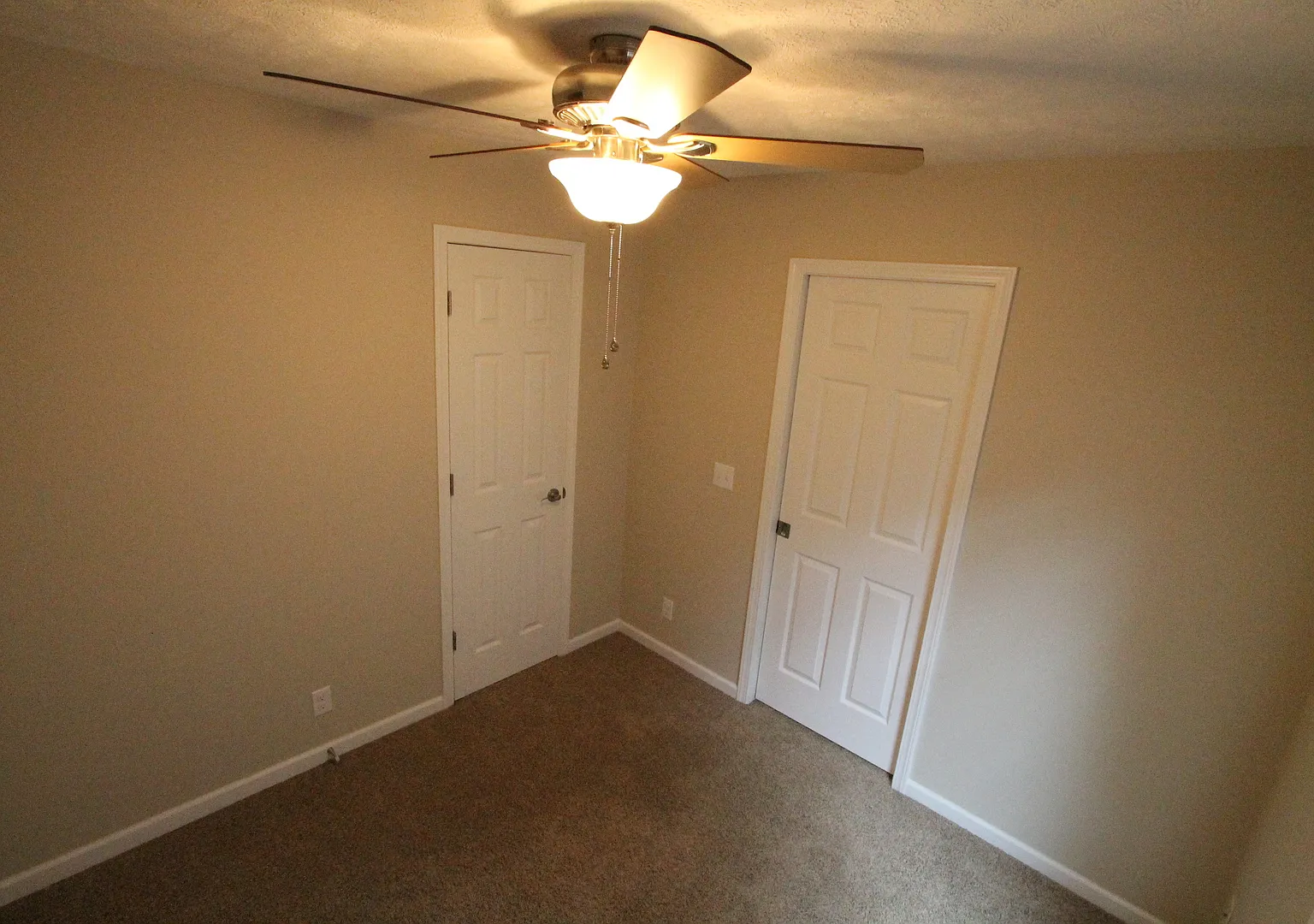 Unique 1+ bedroom home with Office and large fenced in yard! — Photo 2