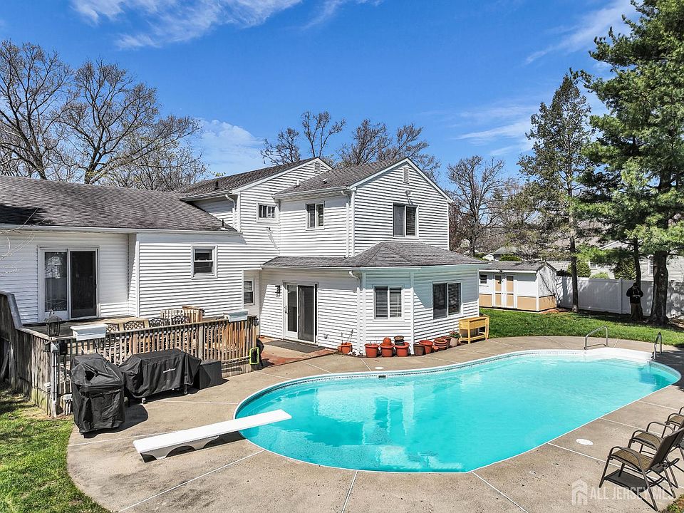 1st image of 15 Rosewood Ln