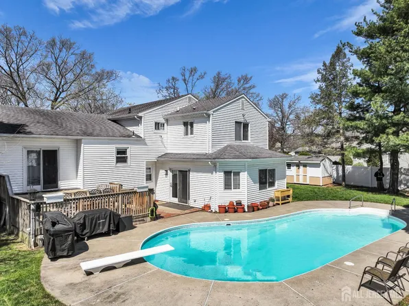 15 Rosewood Ln, Monroe Township, NJ 08831