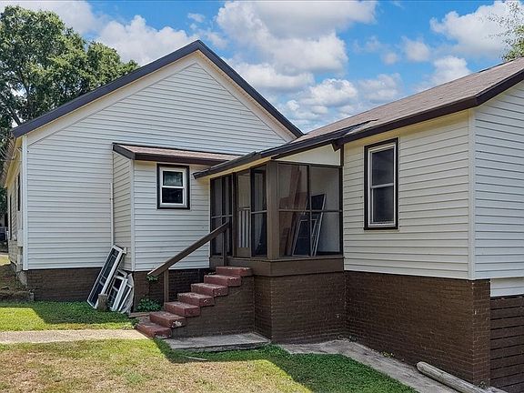 5th image of 215 Freeman Ave