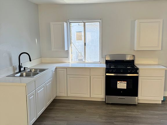 3rd image of 525 N Kenmore Ave #527-1/2