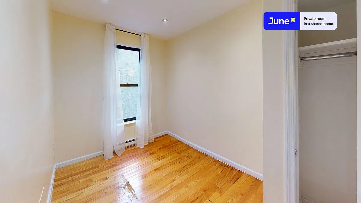 Queen bedroom in 6 bed/3 bath home in Upper West Side #1796 C — Photo 2