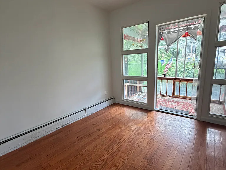 1433 Saint Lawrence Ave — Photo 4