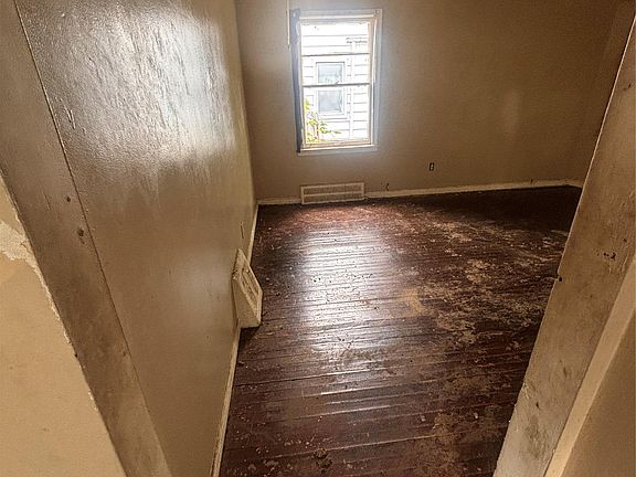 3rd image of 7785 Clayburn St