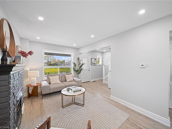 3rd image of 305 Weir St N