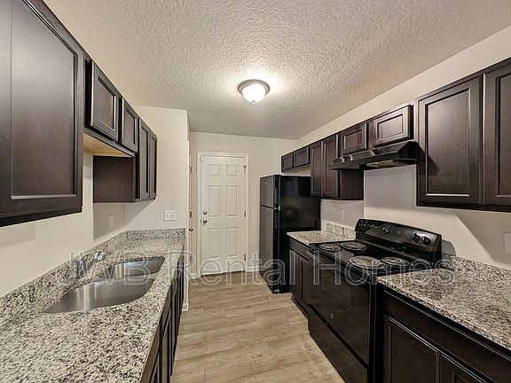 2nd image of 5770 Carver Cir NE