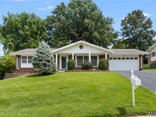 24 Forest Crest Dr, Chesterfield, MO 63017