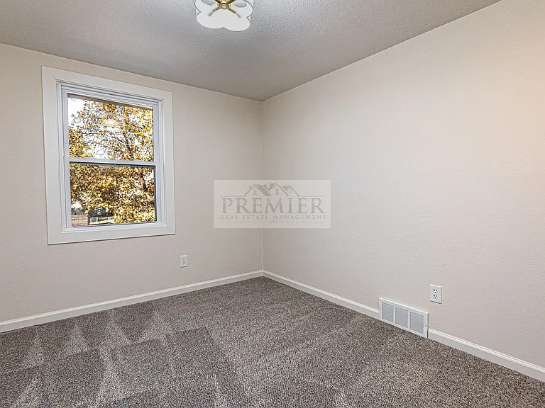 9841 Melrose Dr — Photo 12