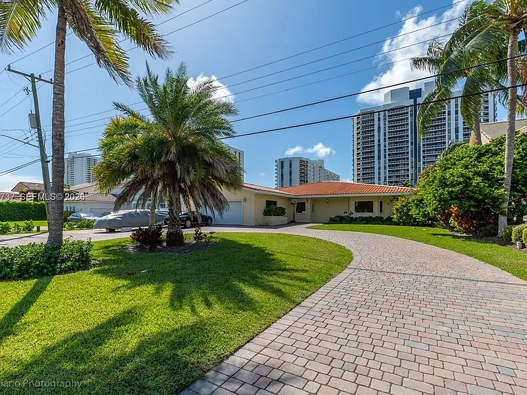437 Holiday Dr — Photo 3