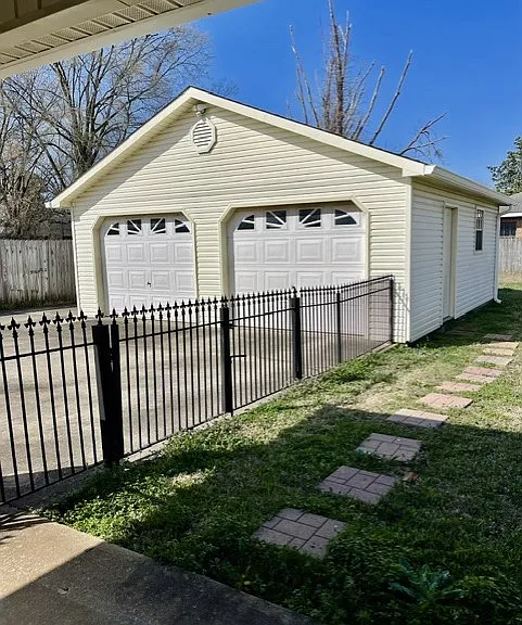 2202 Harding Ave — Photo 4