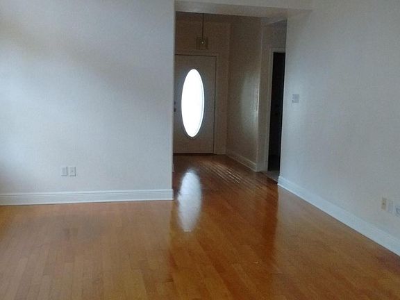4th image of 11068 Oakcrest Dr