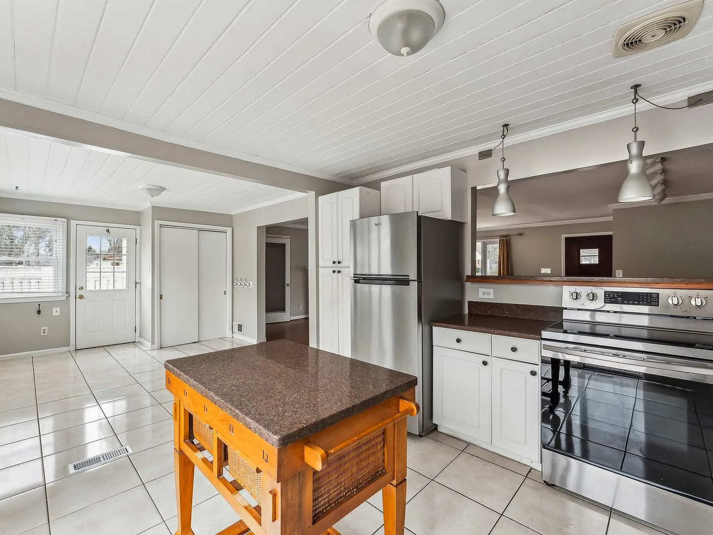 Easy one level living on a 1/3 acre corner lot! — Photo 2