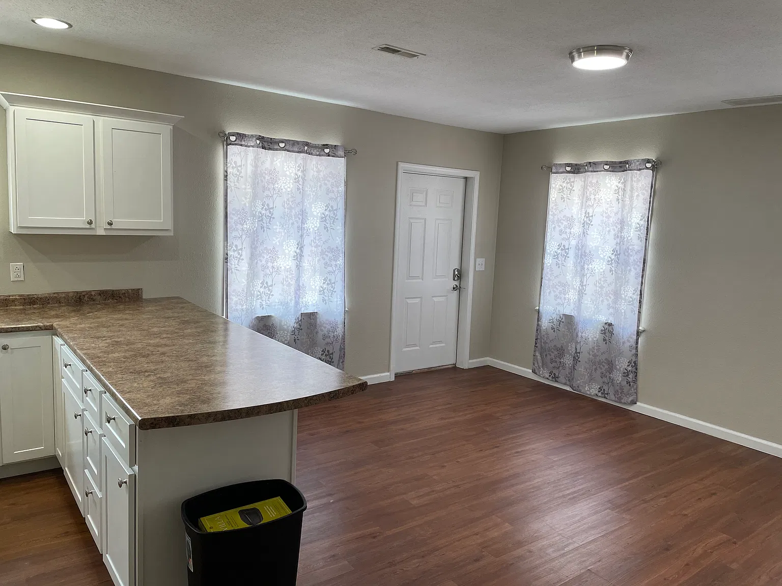 2 bed, 1.0 bath, 900 sqft, $900 — Photo 2